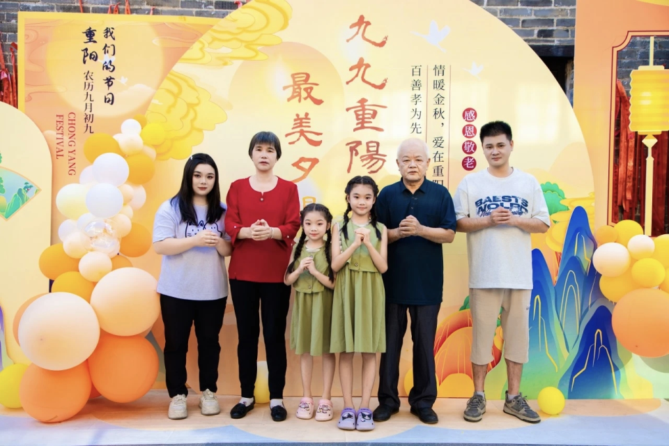 龙华区开展“我们的节日·重阳”全家福公益拍摄活动 定格团圆瞬间传承家风温情_fororder_图片3