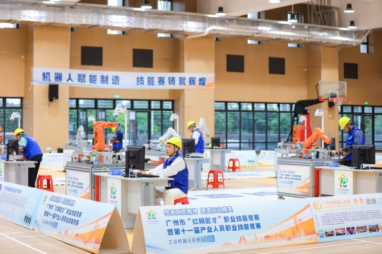 广州工业机器人“指挥官”黄埔竞技 澎湃产业“新质动能”_fororder_微信图片_20251022174523_1548_92