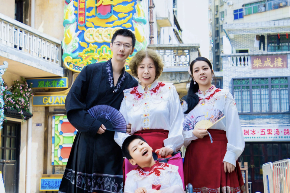 龙华区开展“我们的节日·重阳”全家福公益拍摄活动 定格团圆瞬间传承家风温情_fororder_图片2