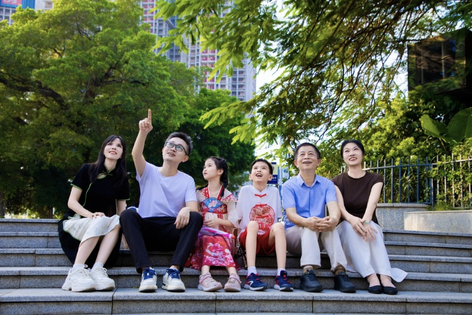 龙华区开展“我们的节日·重阳”全家福公益拍摄活动 定格团圆瞬间传承家风温情_fororder_图片1