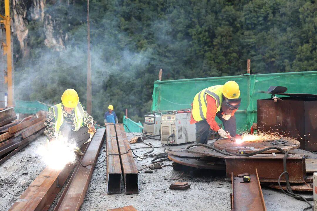 来自安盘高速建设工地的报道丨巨龙穿越“花木树”