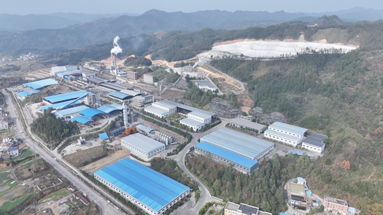 钡业车间里的“幸福账单”——贵州天柱经济社会发展“十四五”奋进记_fororder_贵州宏泰钡业有限责任公司全景.JPG