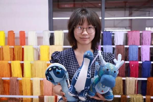 凯里“绣娘”的幸福密码:守着家、绣着花,钱包鼓鼓乐开花!_fororder_5