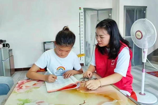 贵州省施秉县黄琴村“童伴行动”书写六年温暖答卷_fororder_施秉县双井镇大学生志愿者辅导学生写作业