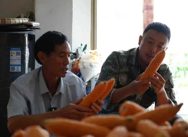 贵州六枝特区牛角村多位一体绘就民族团结“同心圆”_fororder_4_副本