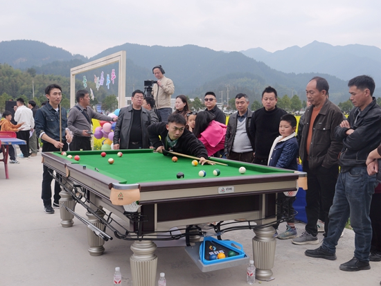 贵州松桃举行景遇小球嘉年华活动 运动美景绽风采_fororder_台球活动.JPG