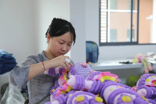 凯里“绣娘”的幸福密码:守着家、绣着花,钱包鼓鼓乐开花!_fororder_3