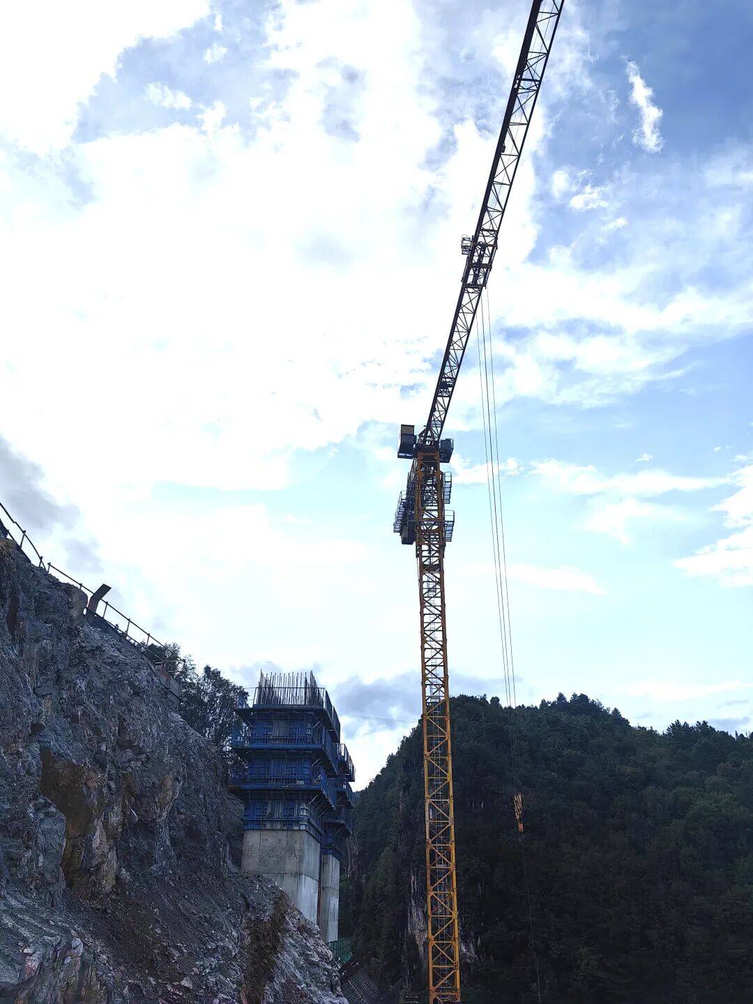 来自安盘高速建设工地的报道丨巨龙穿越“花木树”