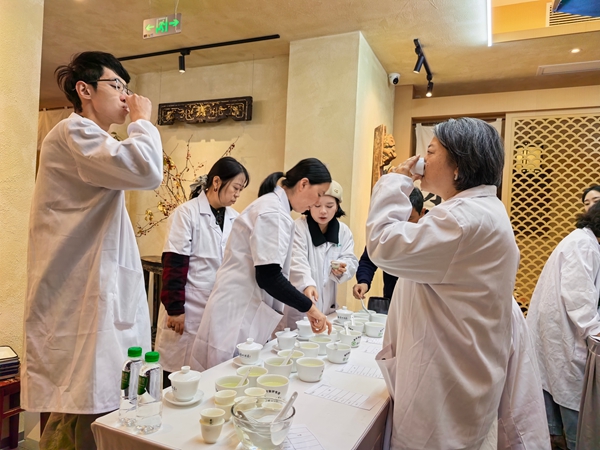 2025贵州秋茶斗茶赛大众评审掀起“舌尖风暴”_fororder_2