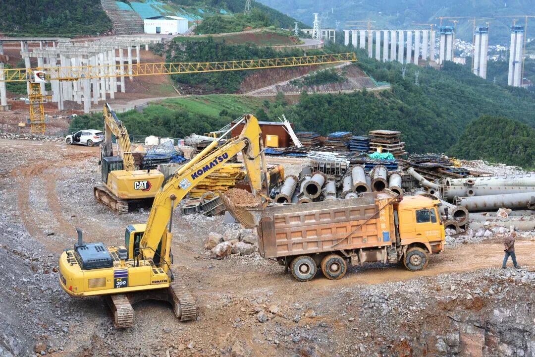 来自安盘高速建设工地的报道丨巨龙穿越“花木树”