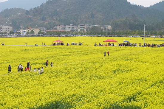 贵州松桃举行景遇小球嘉年华活动 运动美景绽风采_fororder_游客打卡2.JPG