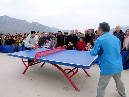 贵州松桃举行景遇小球嘉年华活动 运动美景绽风采_fororder_乒乓球活动.JPG