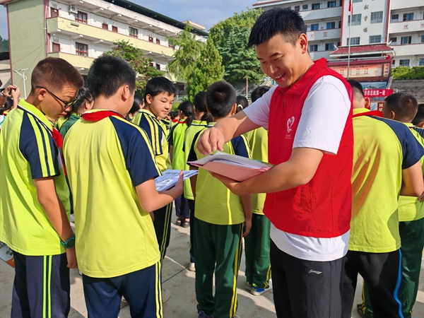 贵州省施秉县黄琴村“童伴行动”书写六年温暖答卷_fororder_施秉县双井镇大学生志愿者在向学生宣传安全知识