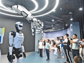 探访全球首家具身智能机器人4S店