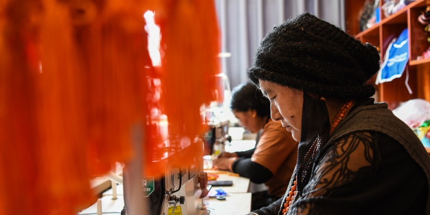 当“新式芭比”穿上千年壮锦 ——“民族风娃衣”激活潮玩产业文化消费新赛道