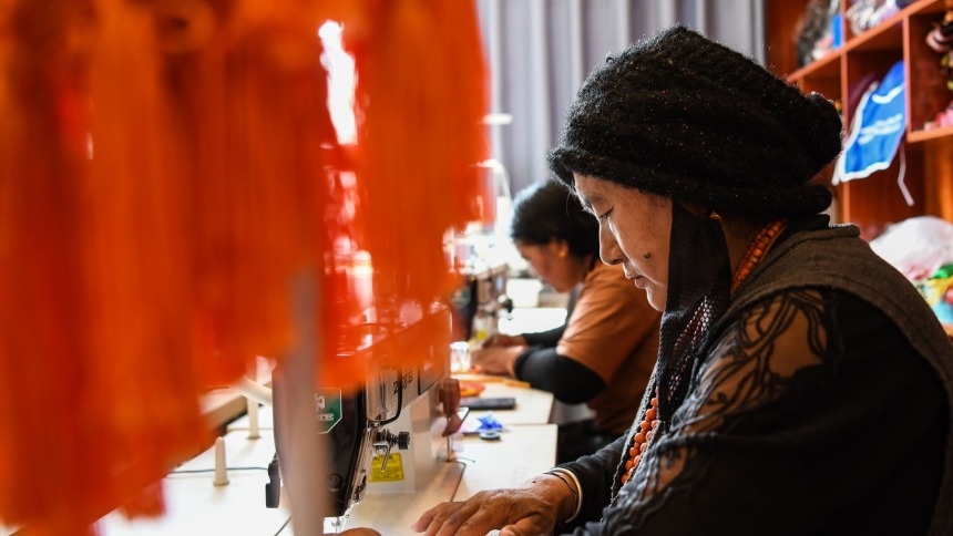 当“新式芭比”穿上千年壮锦 ——“民族风娃衣”激活潮玩产业文化消费新赛道