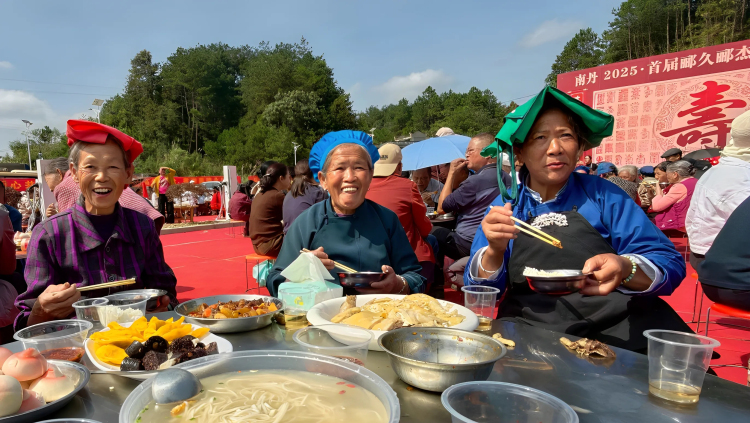 广西南丹:千人敬老宴 欢度重阳节_fororder_3