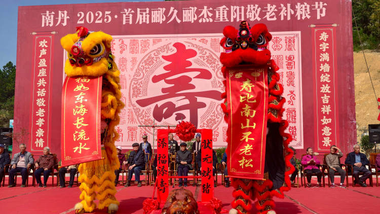 广西南丹:千人敬老宴 欢度重阳节_fororder_2