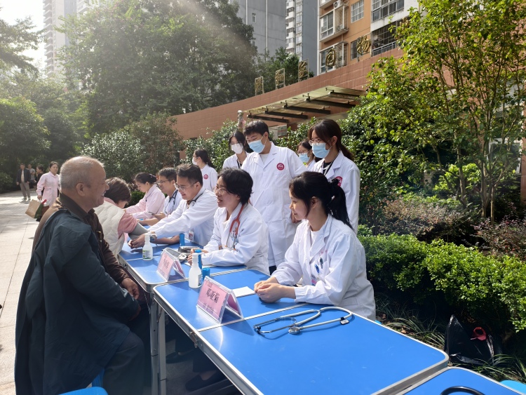 广西妇幼保健院走进南宁蟠龙社区开展志愿服务活动_fororder_IMG_20251029_100441