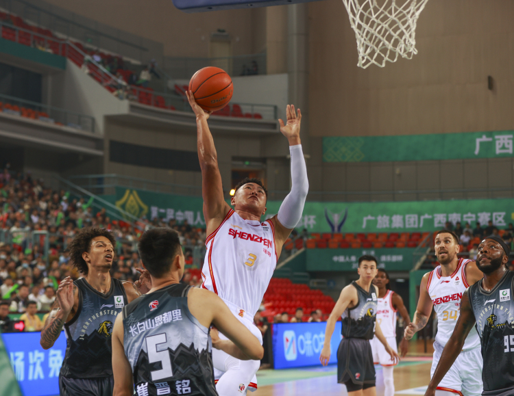 CBA俱乐部杯(南宁赛区)落幕 精彩赛事在广西掀起篮球热潮_fororder_深圳马可波罗队球员贺希宁(左三)在与长白山恩都里队的比赛中上篮。记者 刘峥 摄.JPG