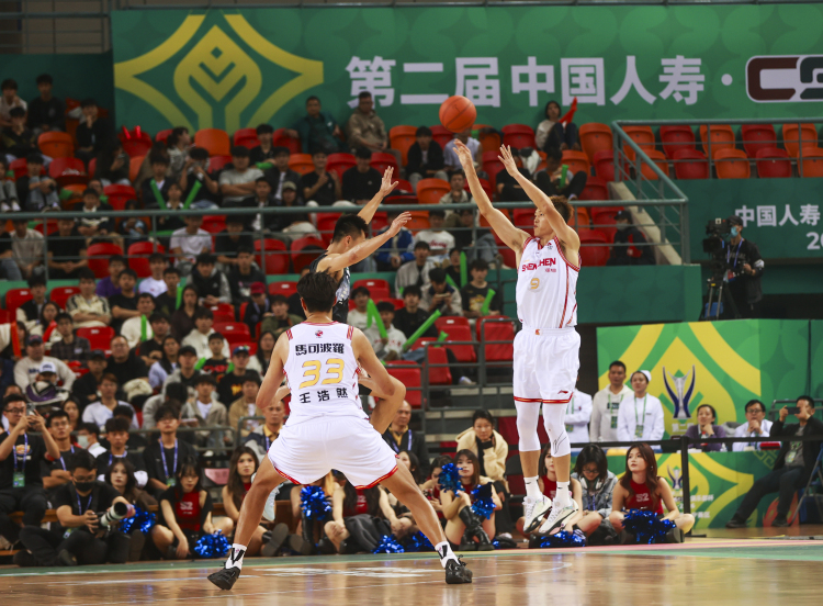 CBA俱乐部杯(南宁赛区)落幕 精彩赛事在广西掀起篮球热潮_fororder_深圳马可波罗队球员周鹏(右一)在与长白山恩都里队的比赛中三分远射。记者 刘峥 摄.JPG