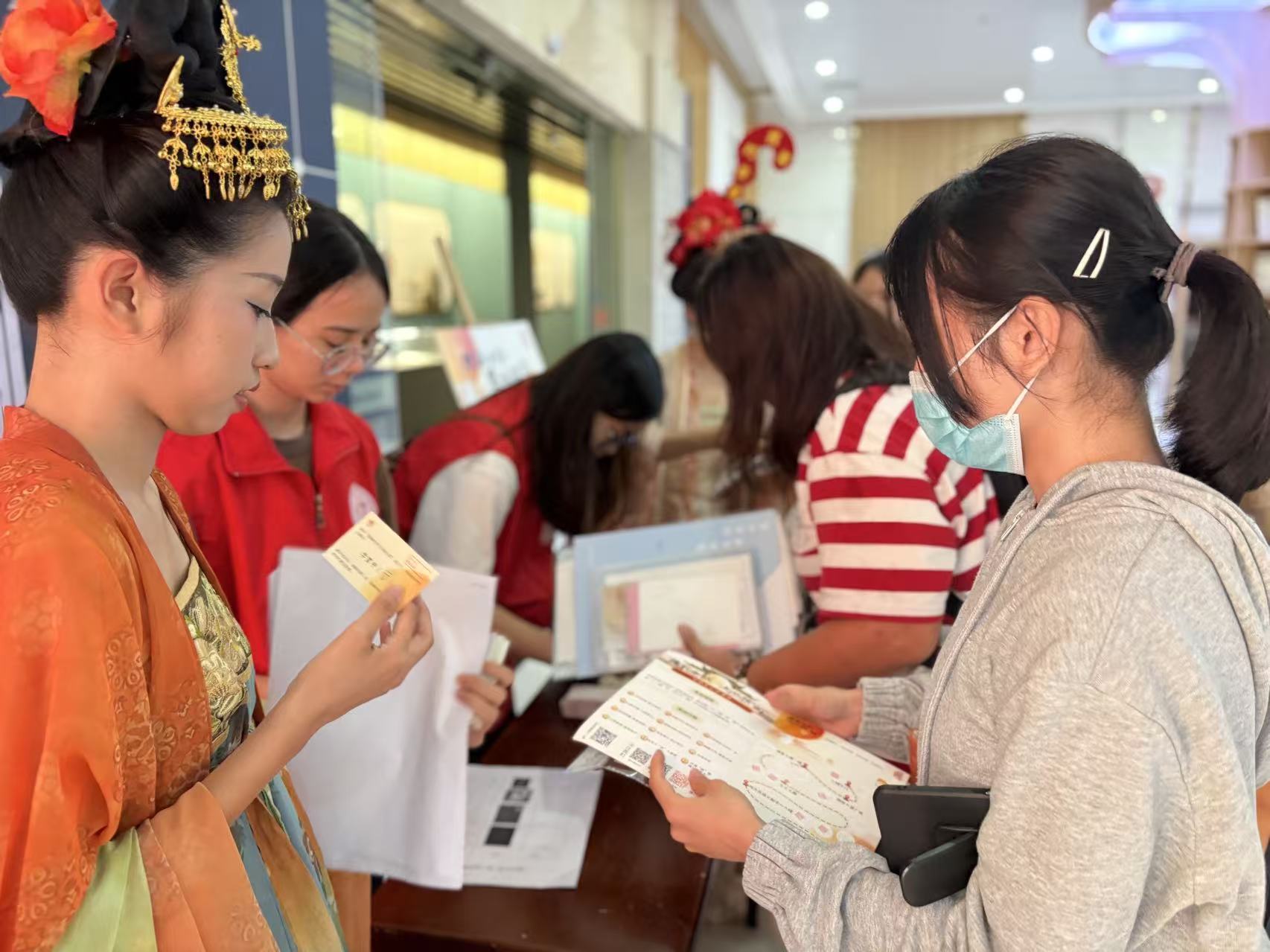 广西图书馆举办游园会 “书香”为媒贺中秋佳节_fororder_2