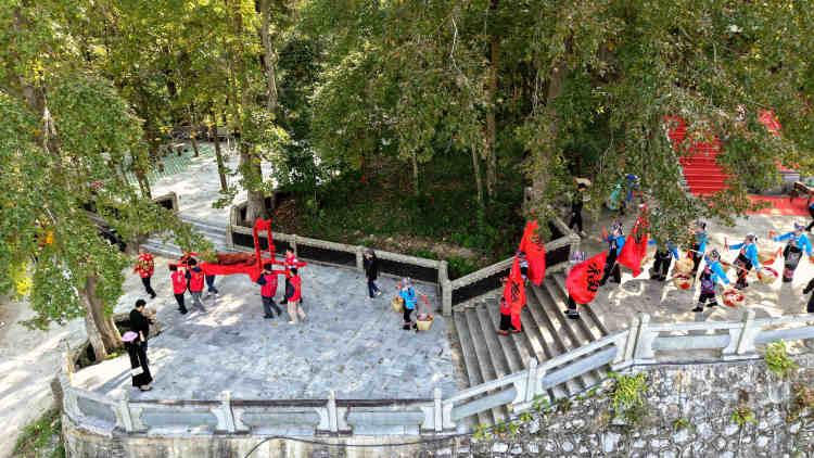 广西南丹:千人敬老宴 欢度重阳节_fororder_4