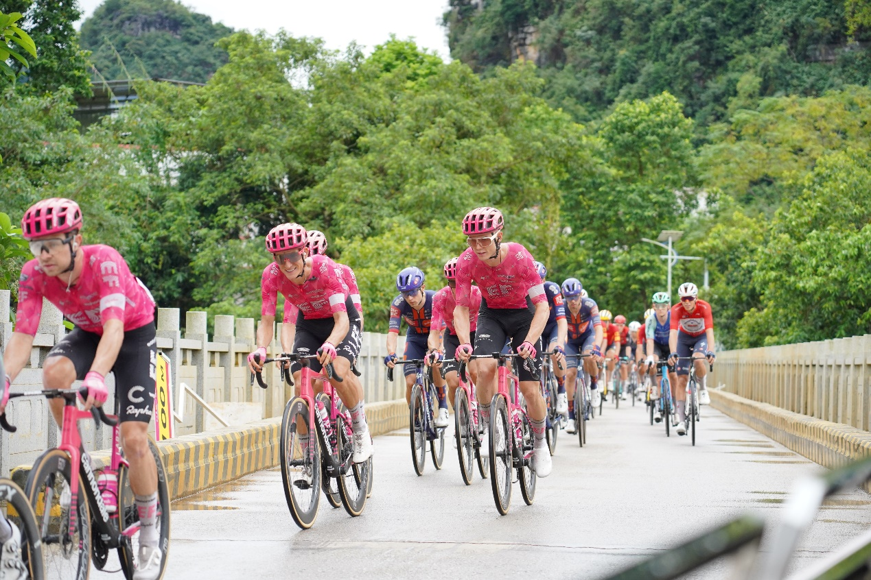 环广西世巡赛穿越大新 车手邂逅边关山水秘境