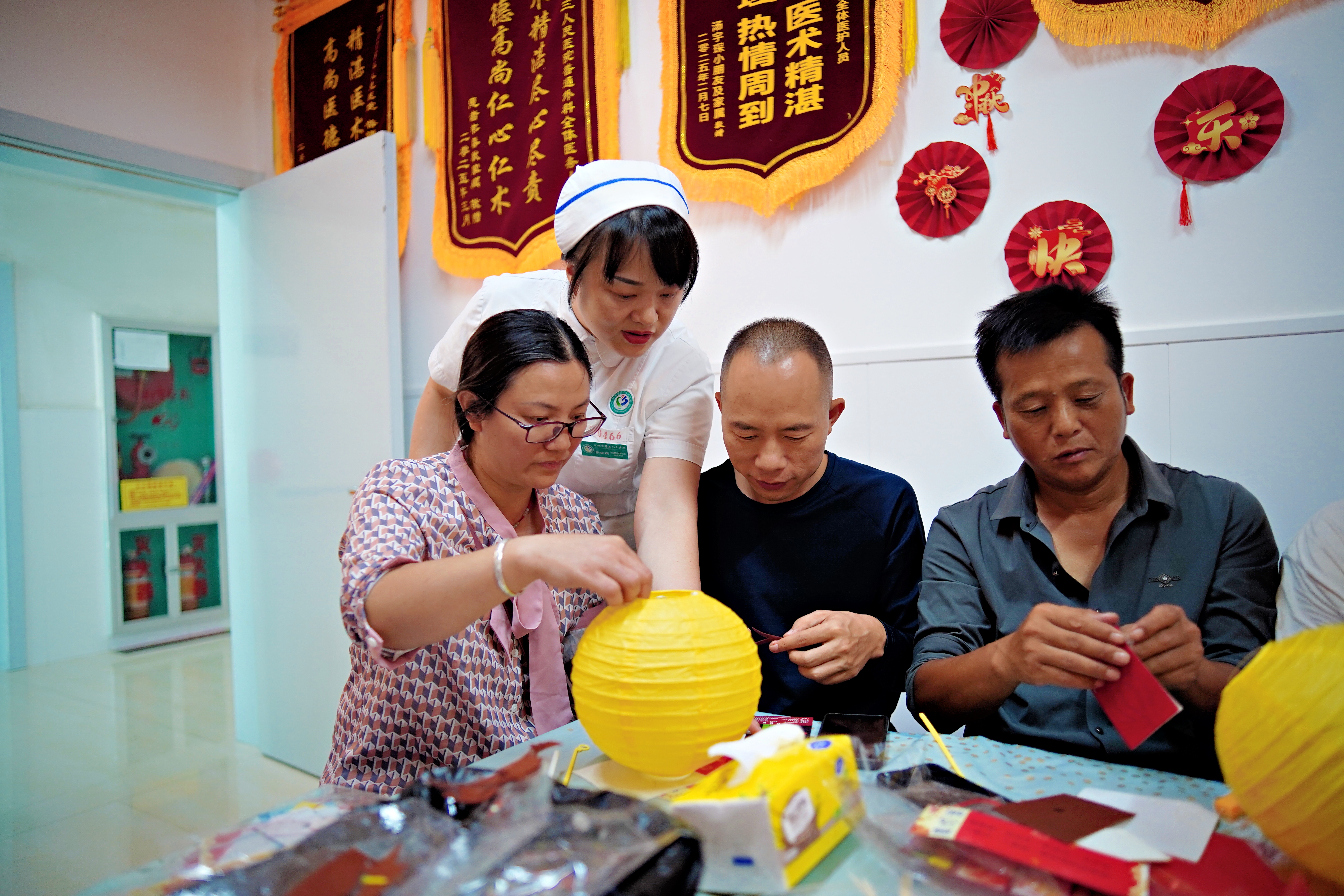 河池:巧手做灯笼 医患同心庆“双节”_fororder_2