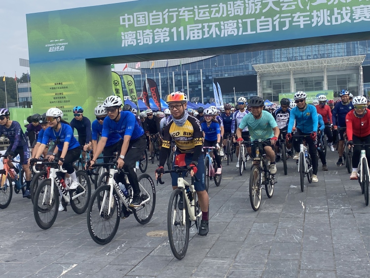 千名骑行爱好者竞技漓江山水间_fororder_1