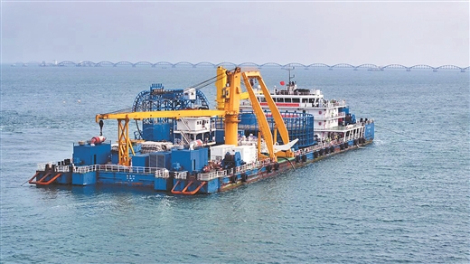 首条国产绝缘材料海底电缆在涠洲岛海域敷设_fororder_9084051_gxts1_1765895246139_b