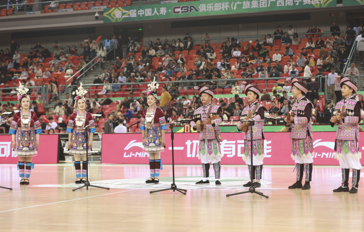 CBA俱乐部杯(南宁赛区)落幕 精彩赛事在广西掀起篮球热潮_fororder_侗族琵琶歌亮相赛场。记者 刘峥 摄.JPG