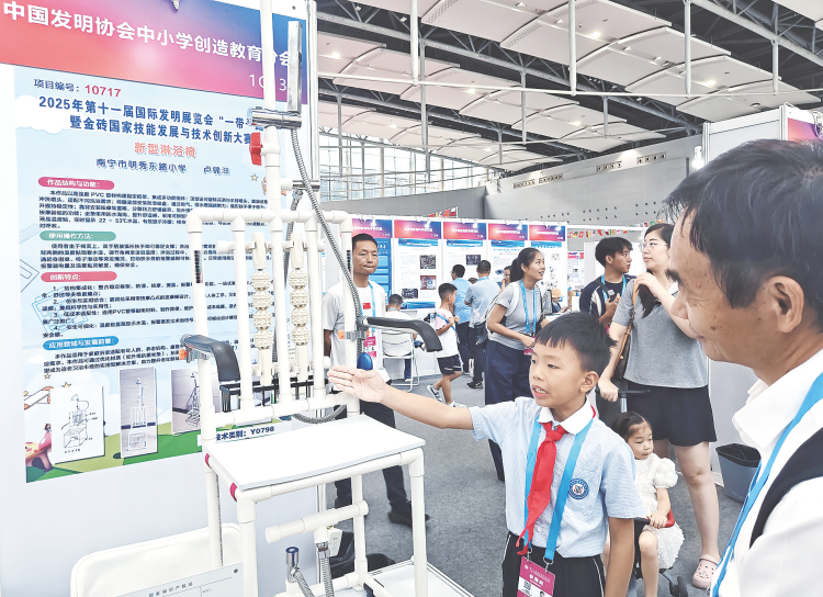 南宁青少年发明创新成果在国际舞台摘金夺银_fororder_c81e728d9d4c2f636f067f89cc14862c_img_620_708_396_287