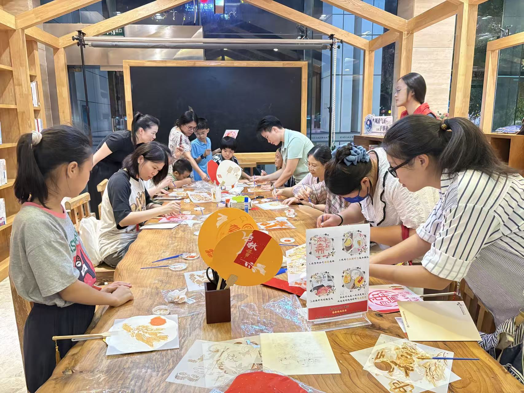 广西图书馆举办游园会 “书香”为媒贺中秋佳节_fororder_4