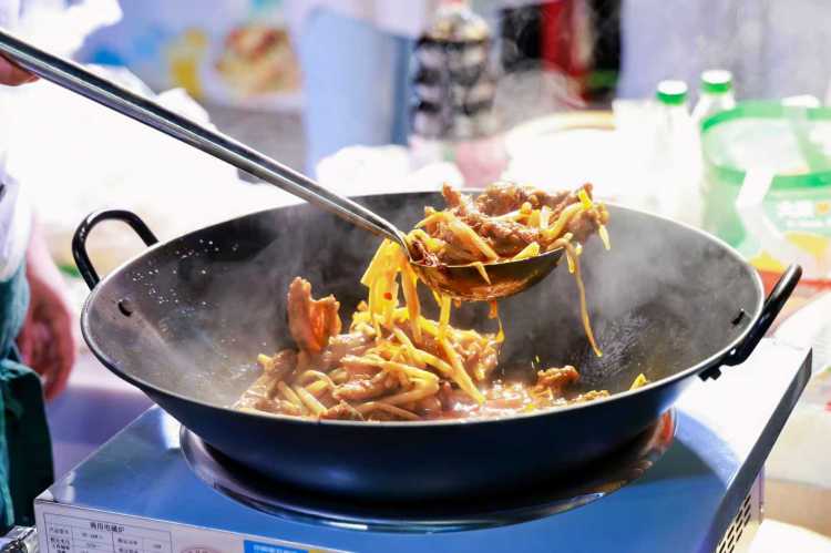 “爆炒生料+新派茶饮”市集解锁八桂美食“新CP”_fororder_2