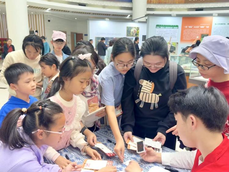 玩拼图、踢键子、拓年画……近千名读者在广西图书馆过冬至_fororder_1