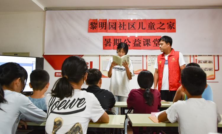 河北遵化黎明园社区:公益课堂破解暑期看护难题_fororder_黎明园社区的志愿者组织学生进行读书分享。许昊 摄