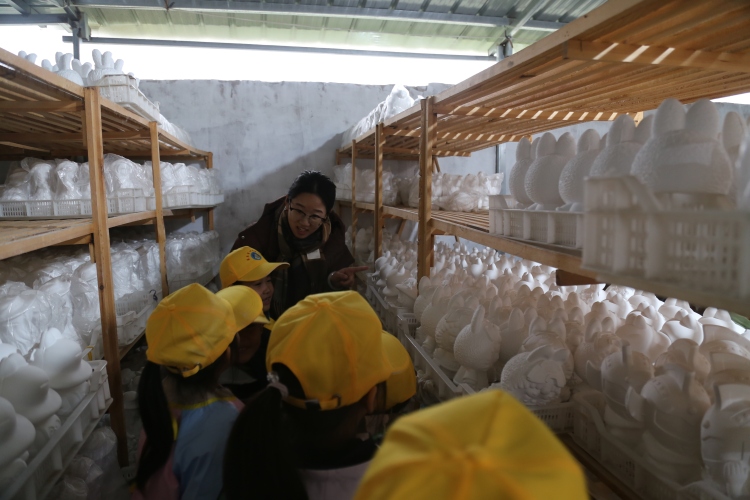 河北蠡县:童心绘梦想 实践启新程_fororder_005老师带领学生参观石膏娃娃工厂。张旭宁 摄.JPG