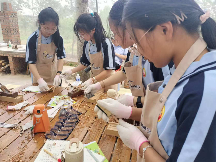 河北唐县:科技赋能农业 劳动启迪成长_fororder_同学们正在互相探讨制作技巧 摄像 赵维怡