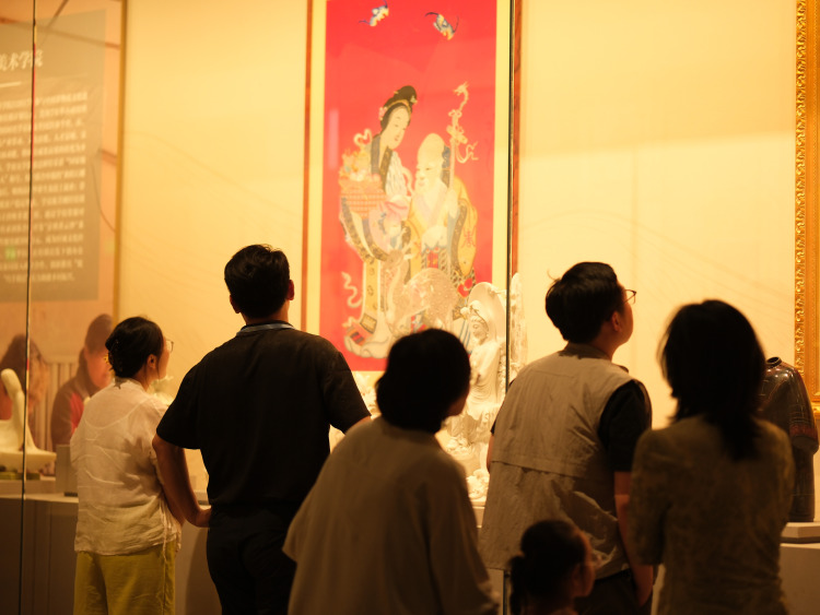 河北唐县:一针一线绣出乡村新画卷_fororder_展览现场,观众驻足观看。苏培摄