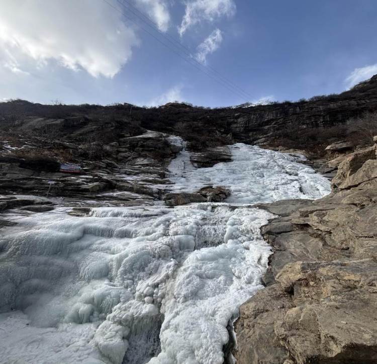 阜平黄草洼冰瀑进入最佳观赏期 太行冬韵引客来_fororder_image001
