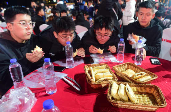 300人同吃河间驴肉火烧 促文旅繁荣_fororder_300人同吃河间驴肉火烧 促文旅繁荣120