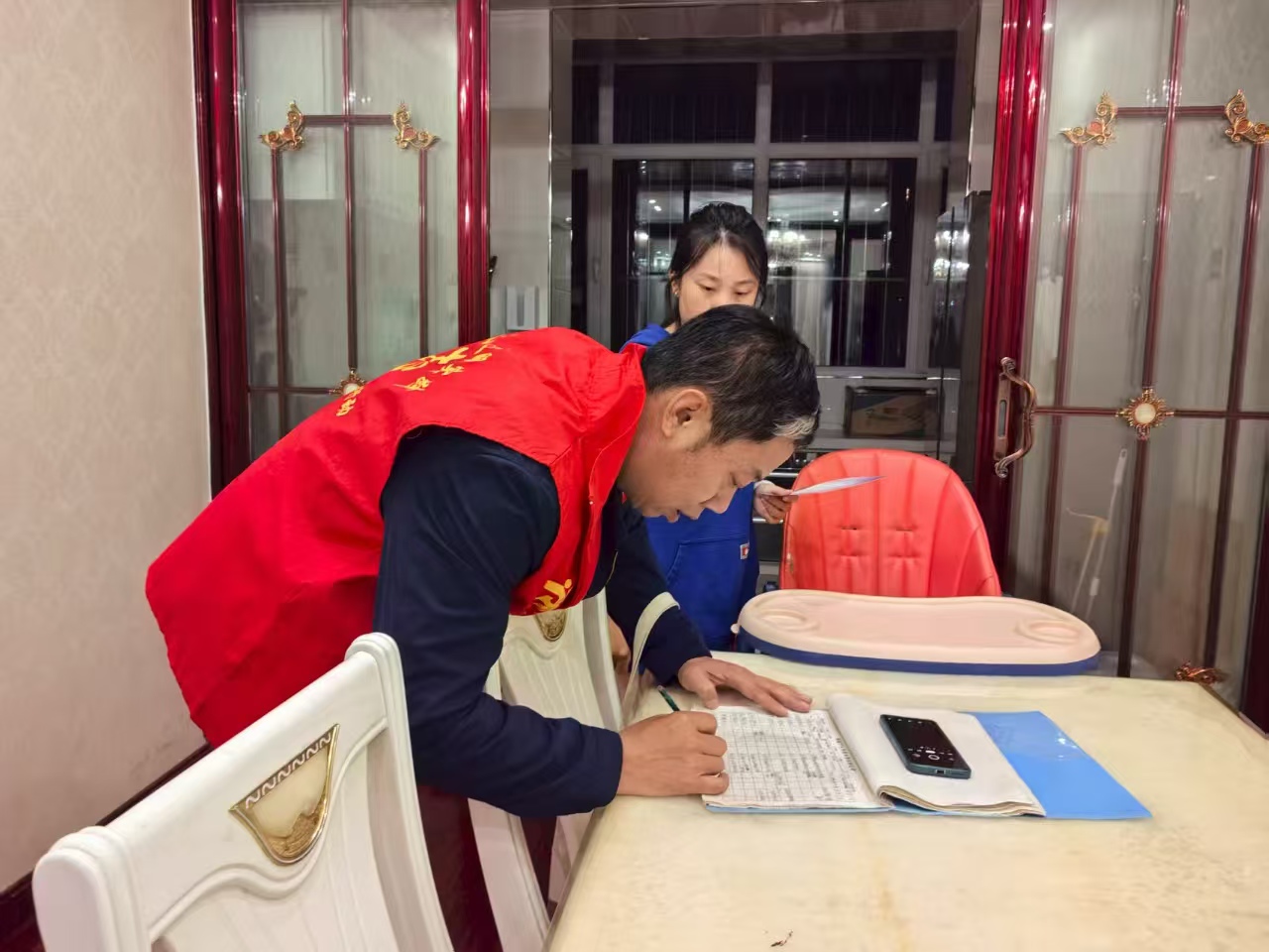 唐山遵化:“情系万家 共筑和谐”绘就基层治理新图景_fororder_文化路街道工作人员正在记录群众反馈情况。文化路街道供图