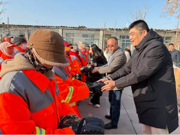 石家庄市裕华区总工会:寒冬送棉鞋 情暖环卫工_fororder_8ea53b10760a5c35c6c4ced6e1eed0fd