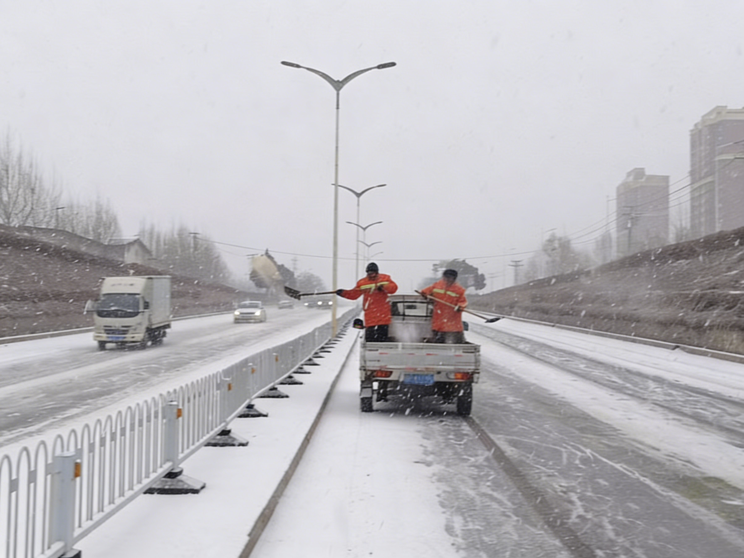 图片默认标题_fororder_环卫工人配合融雪剂撒布车协同作战 摄影 康胜
