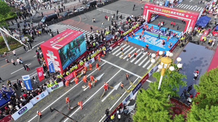 保定市莲池区:“执法蓝”+“环卫橙”双线守护马拉松_fororder_图片一:环卫工作人员及时清扫跑道。(齐泽正摄)