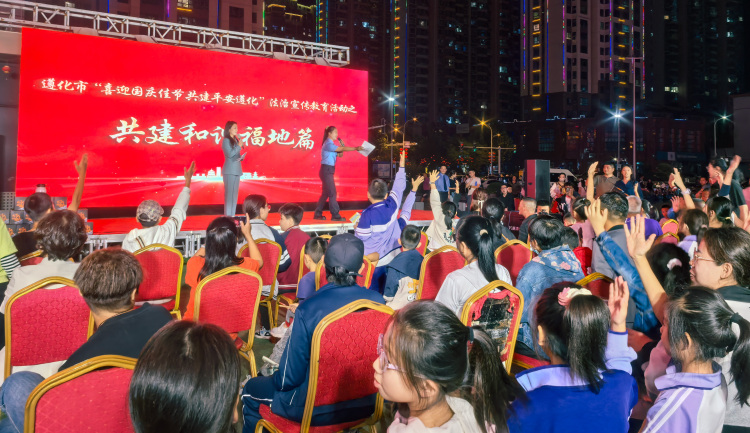 寓教于乐!遵化国庆法治宣传活动吸引市民踊跃参与_fororder_图为现场群众踊跃参与答题