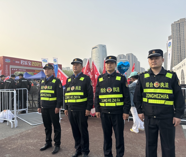 保定市莲池区:“执法蓝”+“环卫橙”双线守护马拉松_fororder_图片二:执法人员进行秩序保障。(张倩摄)