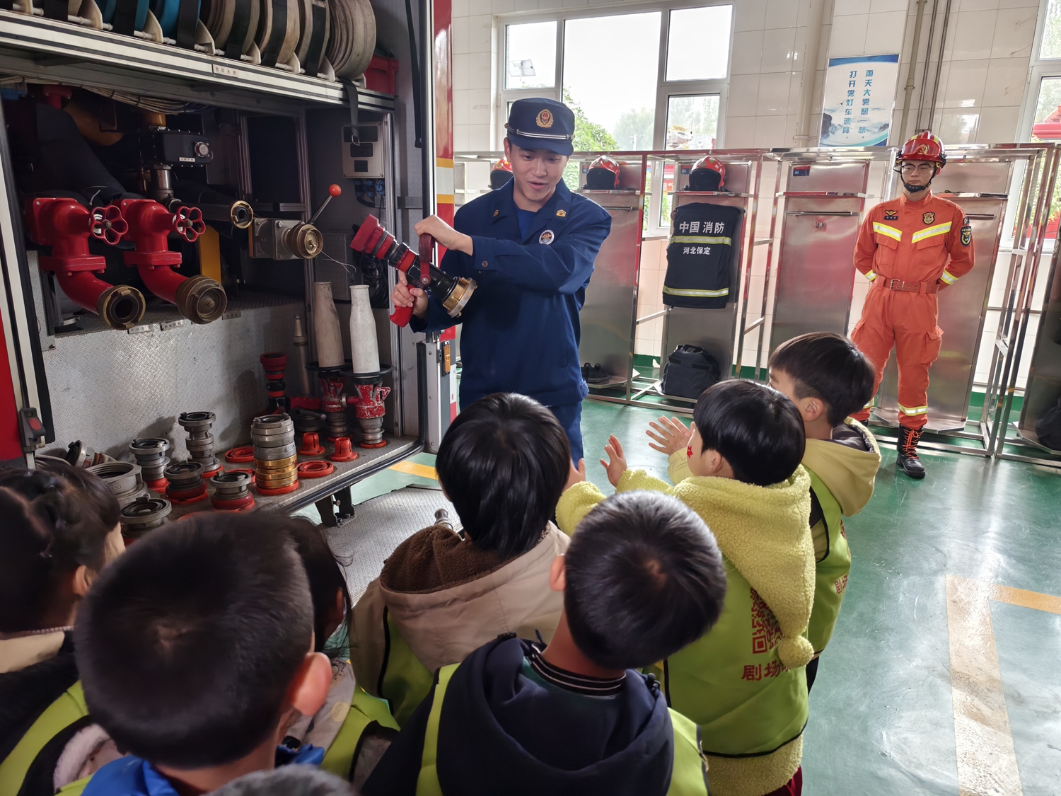 图片默认标题_fororder_满城区消防救援大队工作人员带领幼儿参观消防器材 摄影 李英