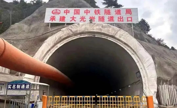 河北阜平:超6000米! 雄忻高铁阜平大光岩隧道贯通_fororder_河北阜平:超6000米! 雄忻高铁阜平大光岩隧道贯通121